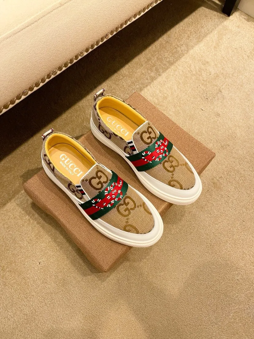 Factory price 400. [Gucci] Gucci's latest 🎁🎁 fashionable casual men's shoes 👟, hot style 💥 simple and elegant style, exclusive for trendy men. Unique official website latest brand 👑 original decoration, fashionable and generous, original cowhide leather ✅ breathable sheepskin lining, official website designated wear-resistant casual outsole, classic model taken in real life 🎬38-44. Can be customized45